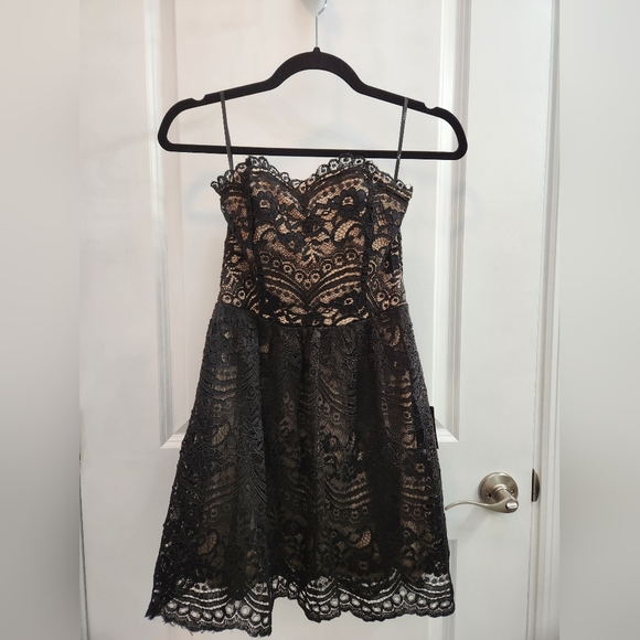 Lulus Dresses & Skirts - NWT Lulu's Black Lace Strapless Dress